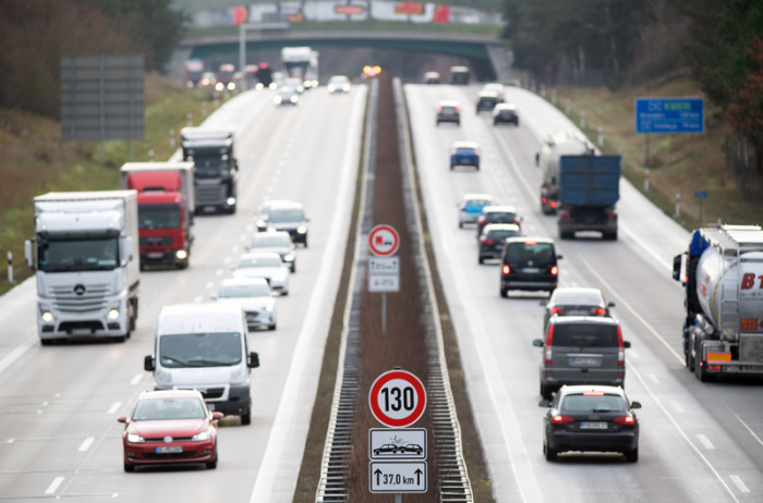 Verkehrszeichen zur Geschwindigkeitsbegrenzung und zum zeitlich eingeschränkten Überholverbot für LKW sind an der Autobahn A13 nahe der Anschlussstelle zur L74 aufgestellt. Foto: Soeren Stache/Zb/dpa