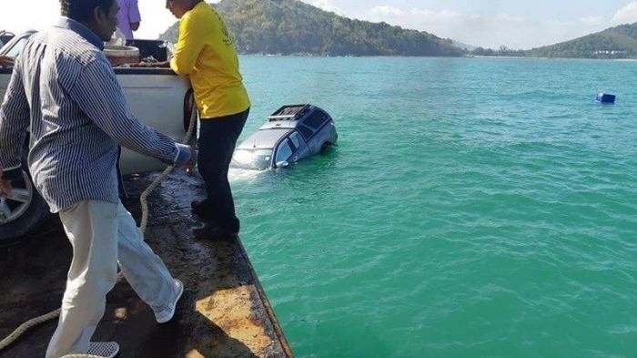 Doppelte Nachlässigkeit führte dazu, dass ein Pick-up-Truck von einer Fähre rollte und auf den Meeresboden sankg. Foto: The Thaiger