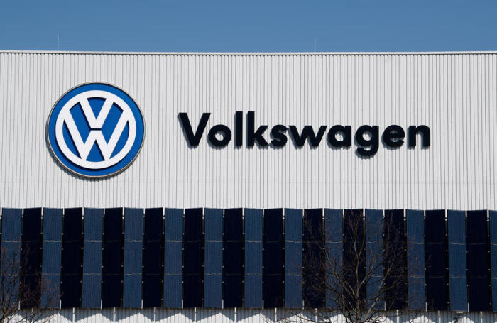 Ein riesiger Volkswagen-Schriftzug hängt auf dem Volkswagen (VW)-Werk in Zwickau. Foto: epa/Filip Singer