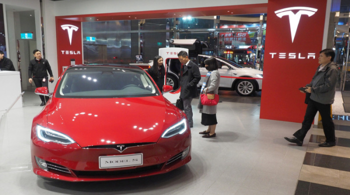 In einem Tesla-Showroom in Taipeh wird wird das Modell „Tesla Model S“ präsentiert. Foto: epa/David Chang