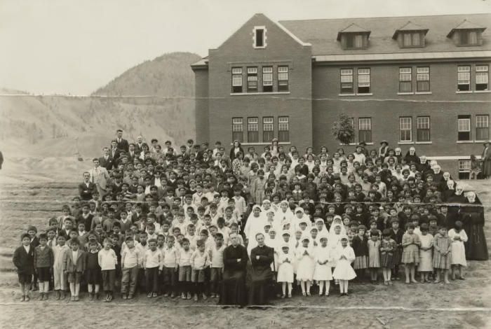 Ein Handout-Foto, zeigt eine Versammlung in der Kamloops Indian Residential School in Kamloops, British Columbia, Kanada. Foto: epa/National Center For Truth And Re