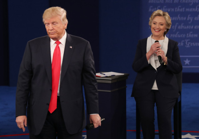 Hillary Clinton und Donald Trump schenken sich nichts. Im zweiten TV-Duell um das Weiße Haus teilt der wegen einer Affäre um sexistische Äußerungen in Bedrängnis geratene Trump gegen seine Konkurrentin aus. Foto: epa/Jim Lo Scalzo	