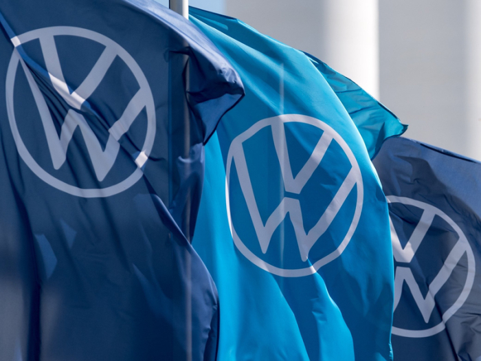 Fahnen mit dem VW-Logo wehen im Fahrzeugwerk von Volkswagen in Zwickau. Der Bundesgerichtshof (BGH) verhandelt am Dienstag (28.07.2020) die nächsten zwei Schadenersatz-Klagen von Diesel-Käufern gegen V... Foto: Hendrik Schmidt/dpa-zentralbild/dpa