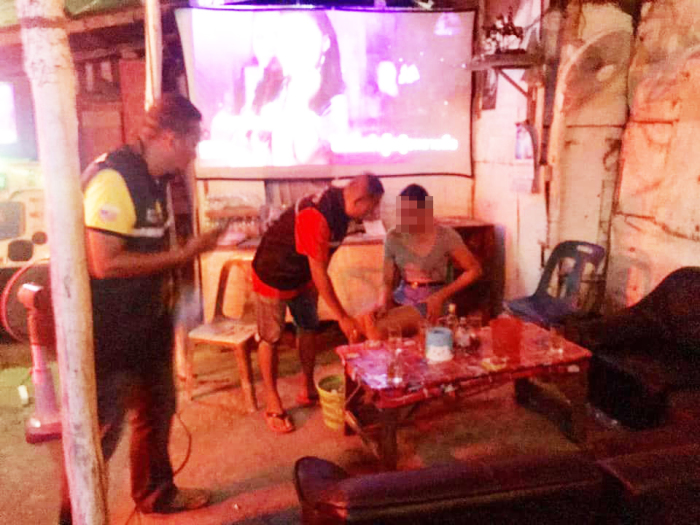 Die Razzia in einer Karaoke-Bar in Bophut erwies sich als Volltreffer: Die Beamten stießen auf mehrere minderjährige Prostituierte, die in dem Etablissement angestellt waren. Foto: The Nation