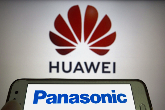 Die Logos von dem japanischen Elektronikkonzern Panasonic (unten auf einem Smartphone-Bildschirm) und von dem chinesischen Konzern Huawei (Hintergrund) sind zu sehen. Foto: Andre M. Chang/Zuma Wire/dpa
