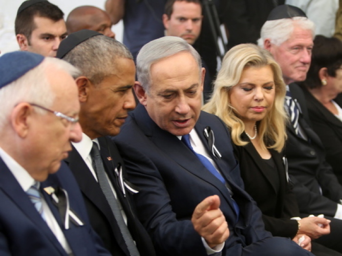 Auch nach seinem Tod bringt Schimon Peres die Menschen zusammen: Obama nutzt die Trauerfeier in Jerusalem, um zu einem neuen Anlauf für den Frieden aufzurufen. Netanjahu und Abbas geben sich die Hand. Foto: epa/Menahem Kahana