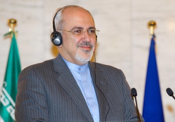 Der iranische Außenminister Mohammed Javad Zarif schaut während seiner gemeinsamen Pressekonferenz zu. Foto: epa/Claudio Peri