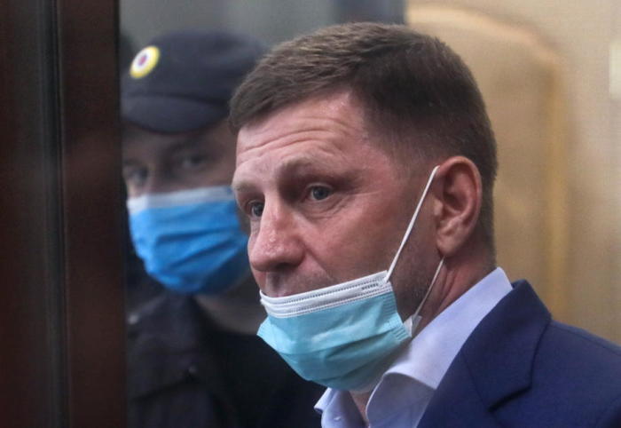Der Gouverneur des Gebiets Chabarowsk, Sergej Furgal steht in einer Arrestkabine am Bezirksgericht Basmanny in Moskau. Foto: epa/Maxim Schipenkow