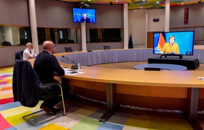 Der Präsident des Europäischen Rates Charles Michel (2-L) nimmt an einem per Videokonferenz übertragenen Treffen mit Bundeskanzlerin Angela Merkel (im Bild) beim Europäischen Rat in Brüssel teil. Foto: epa/John Thys