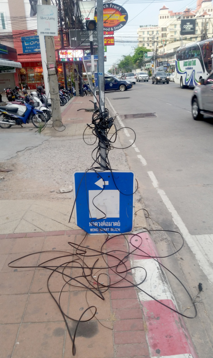 Wollen das „Qualitätstouristen“ sehen? Seit Monaten hängen Kabel an der Ecke zur Soi 18 in Naklua auf dem Gehweg. Foto: Jahner