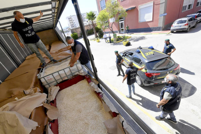 Die italienische Polizei beschlagnahmt den Weltrekord im Transport von 14 Tonnen Amphetaminen, den die ISIS-Gruppe in Syrien aufgestellt hat. Foto: epa/Ciro Fusco