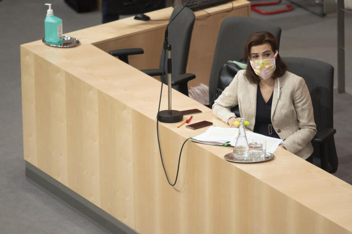 Österreichische Justizministerin Alma Zadic mit Gesichtsmaske während einer Sitzung des Parlaments im provisorischen Parlamentsgebäude. Foto: epa/Christian Bruna