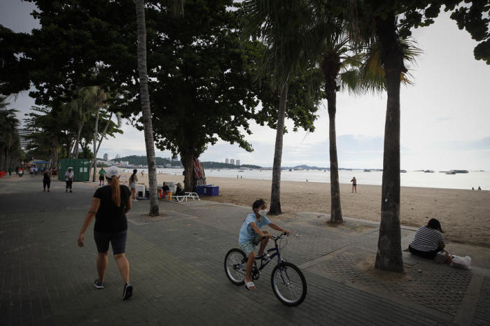 Übersichtliches Besucheraufkommen auf Pattayas Strandpromenade in Corona-Zeiten. Foto: epa/Diego Azubel