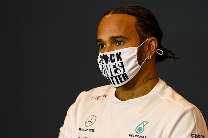 Trägt Lewis Hamilton von Mercedes-AMG Petronas eine schützende Gesichtsmaske während einer Pressekonferenz in Imola. Foto: epa/Mark Sutton - Fia/f1 Handout