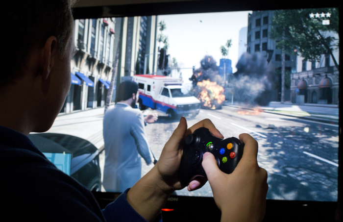 Ein 16-jähriger Junge spielt auf einer Xbox 360 ein Action-Spiel. Foto: picture alliance / Swen Pförtner/dpa