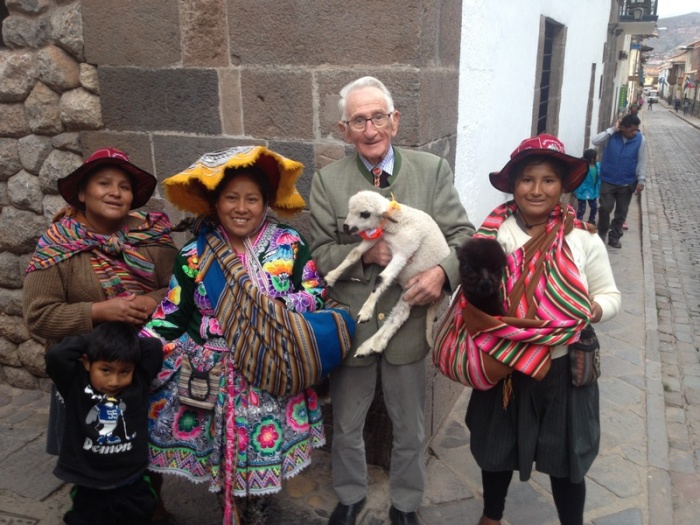 Ernst mit Lamm umringt von drei peruanischen Frauen und einem peruanischen Kind in einer Szene der Reportage «Mit 80 Jahren um die Welt». Foto: Malte Fischer/Zdf/dpa