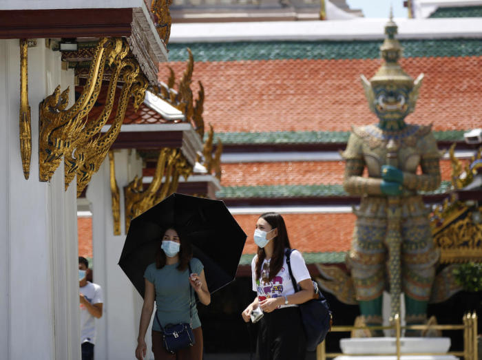 Besucher im Großen Palast in Bangkok. Foto: epa/Narong Sangnak
