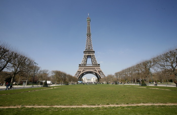 Blick auf den Eiffelturm von den Champs de Mars in Paris. Foto: epa/Lucas Dolega