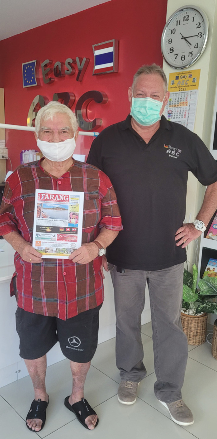 Wolfgang Payer (r.) begrüßt Erhard Hamann (l.) – mit fast 80 Jahren der älteste Schüler der Easy ABC Sprachschule in Pattaya. Foto: Easy Abc