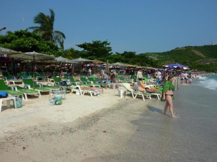 Der bei Touristen beliebte Samae Beach auf Koh Larn. Archivbild: Jahner