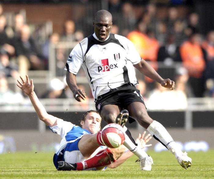Fulfams Papa Bouba Diop (R) tritt gegen Sean Davis aus Portsmouth während ihres Spiels um die Premier League im Londoner Craven Cottage an. Archivfoto: epa/ADY KERRY