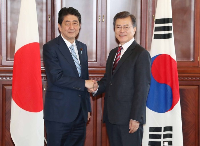  Japans Ministerpräsident Shinzo Abe (l.) und Südkoreas Präsident Moon Jae In. Foto: epa/Yonhap