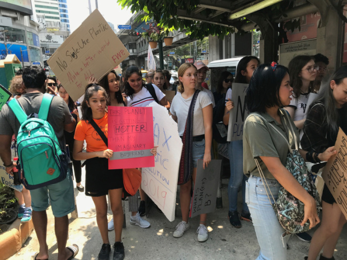 „Das Klima ist heißer als der Boyfriend meiner Träume“ – Schüler in Bangkok fordern am „Freitag für die Zukunft“ Taten statt Worten gegen Klimawandel und Umweltzerstörung. Fotos: Lenz
