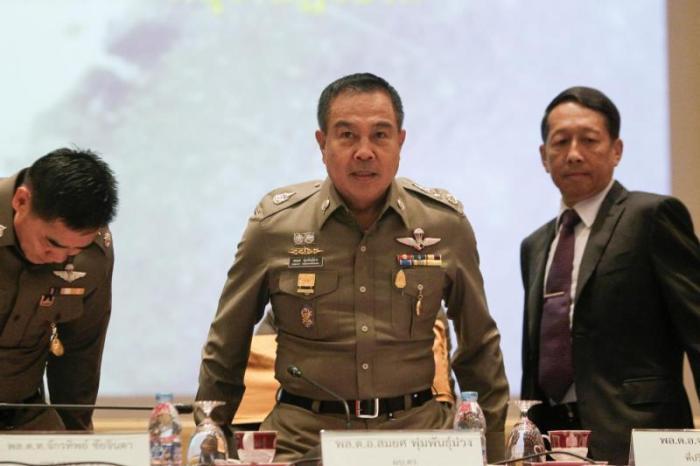 Chef der Königlich Thailändischen Polizei Somyot Poompanmoung (M.) bei einer Pressekonferenz am Dienstag.