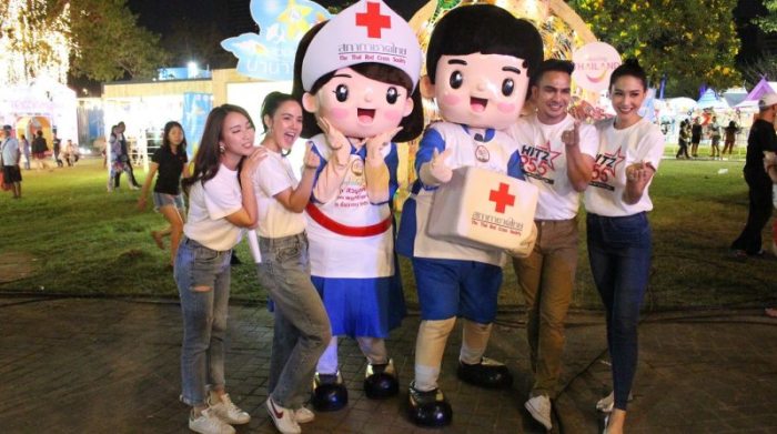 Fotos mit den Rote-Kreuz-Maskottchen sind ein Muss! Fotos: Thai Red Cross Society