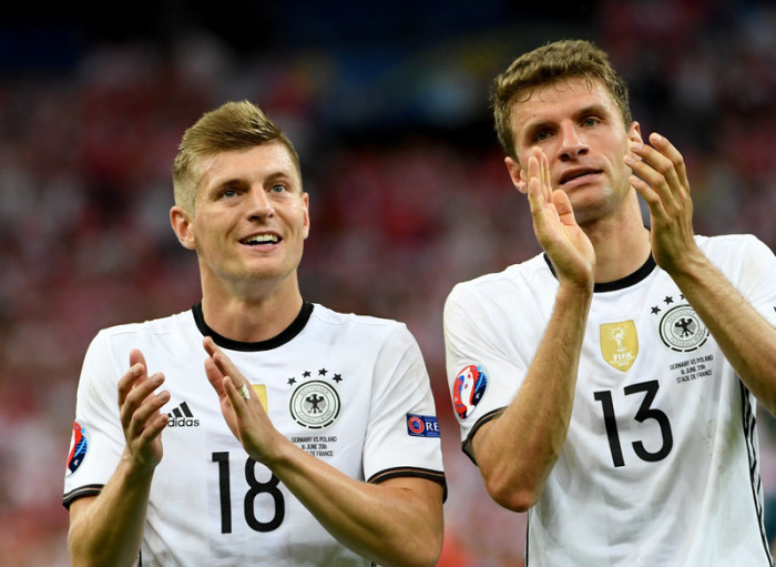 Toni Kroos (l.) and Thomas Müller (r.) nach dem Spiel gegen Polen. Foto: epa/Filip Singer