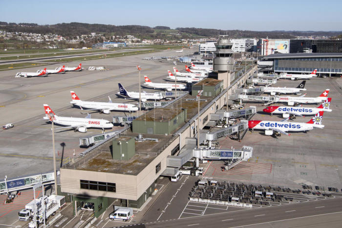 Die Flugzeuge von Swiss International Air Lines sind auf dem Rollfeld des Flughafens in Zürich geparkt. Foto: epa/Ennio Leanza