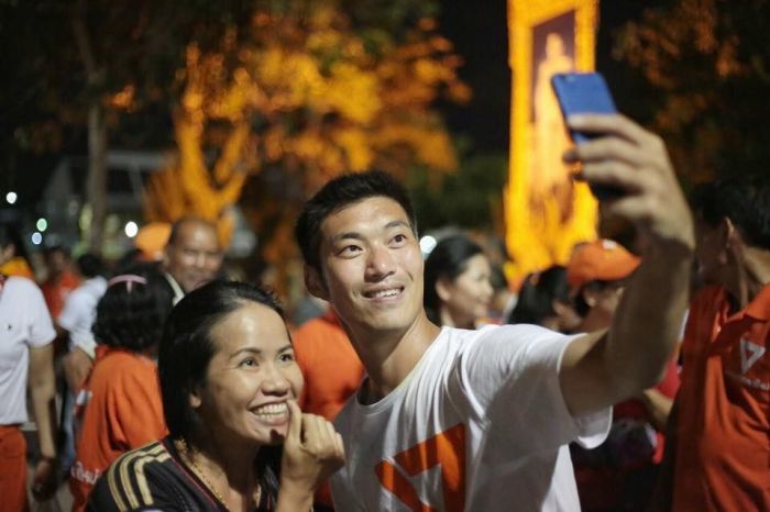 Eine Future-Forward-Anhängerin lässt sich mit Parteichef Thanathorn Juangroongruangkit fotografieren. Foto: The Nation