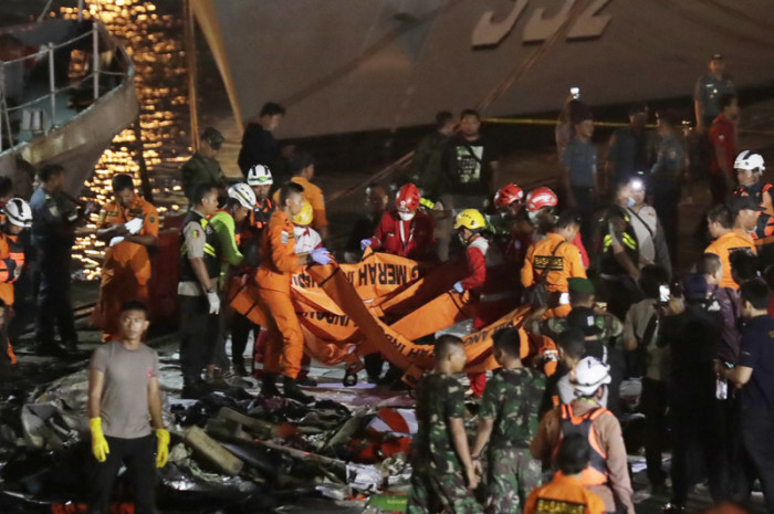 Rettungskräfte bergen Leichen des Fluges JT-610. Foto: epa/Mast Irham