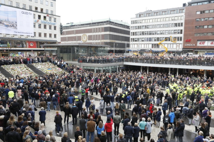 Viele Menschen versammelten sich am Montag in Stockholm zu einer Gedenkminute. Foto: epa/Christine Olsson
