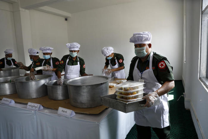 Myanmarische Militärangehörige bereiten Lebensmittel für Menschen in Quarantäne vor. Foto: epa/Lynn Bo Bo