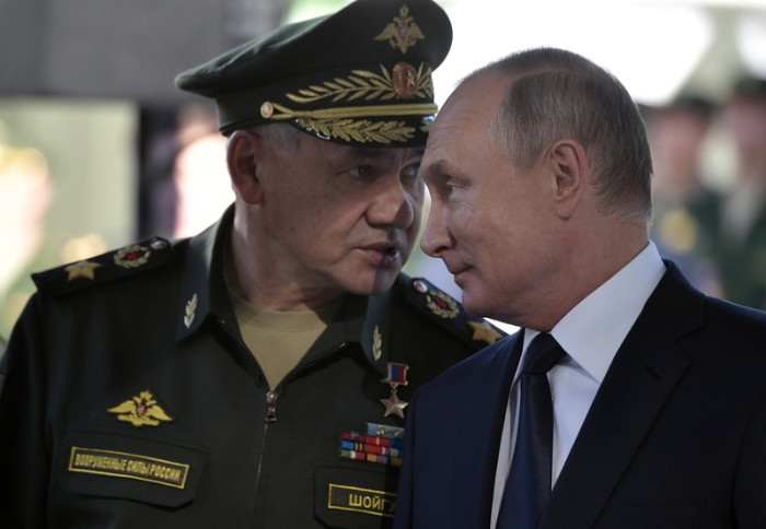 Der russische Präsident Wladimir Putin (r.) und Verteidigungsminister Sergei Shoigu (l.). Symbolbild: epa/Alexei Nikolsky/SPUTNIK/KREMLIN