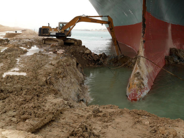 Die Suez Canal Authority, zeigt das Containerschiff Ever Given, das im Suezkanal auf Grund gelaufen ist. Foto: epa/Suez Canal Authority / Handout