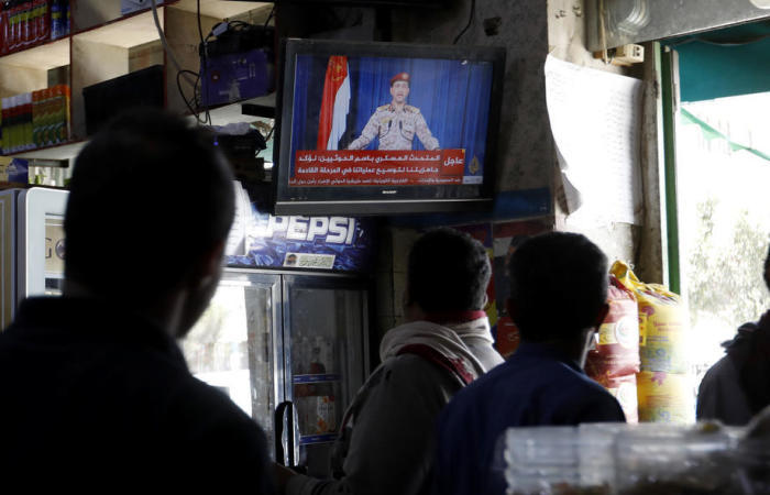 Jemeniten verfolgen auf einem Fernsehbildschirm, wie der Militärsprecher der Houthi, Yahya Sarea, eine Erklärung zu angeblichen Angriffen der Houthi auf Städte in Saudi-Arabien und den Vereinigten Arabischen Emiraten abgi... Foto: epa/Yahya Arhab
