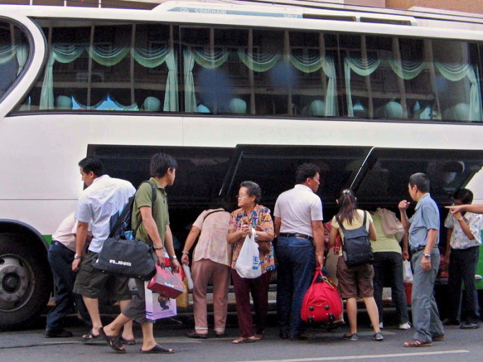 Auch wenn alle gängigen Reiseführer vor der Nutzung der berüchtigten Khao-San-Road-Busse warnen, tappen immer wieder Urlauber in die Falle. Archivbild: epa/Thoranit Pirunla-Ong