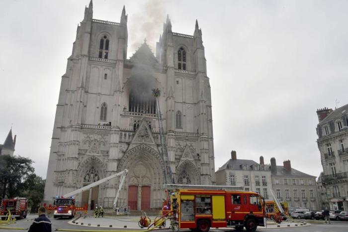 Feuerwehr arbeitet an der Löschung des Brandes in der Kathedrale St. Peter und St. Paul in Nantes. Foto: epa/Jerome Fouquet