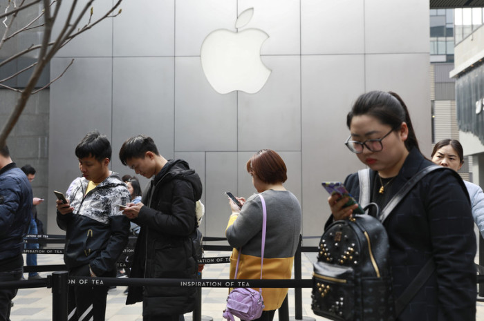 Apple-Nutzer in Peking. Foto: epa/How Hwee Young