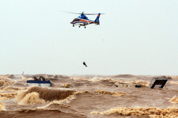 Ein Helikopter des Verteidigungsministeriums rettet gestrandete Besatzungsmitglieder auf dem Meer in der Provinz Quang Tri. Foto: epa/Str