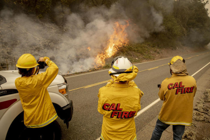Beamte der Cal Fire überwachen das Rückbrennen entlang der State Route 162 während des Bärenfeuers, das Teil der Brände im Nordkomplex in Berry Creek, Kalifornien, war. Foto: epa/Peter Dasilva