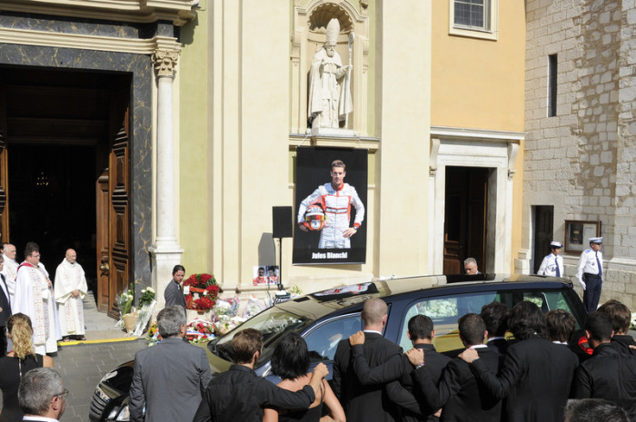 Beerdigung von Jules Bianchi. Foto: epa/Olivier Anrigo