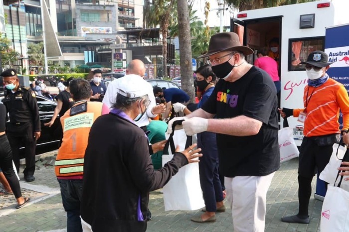 Am 6. Oktober 2021 besuchte der Australische Botschafter in Thailand – S.E. Allan McKinnon – Pattaya und versorgte Obdachlose auf der Beach Road mit Hilfsgütern. Verteilt wurden 400 Nothilfe-Beutel. Fotos: PR Pattaya