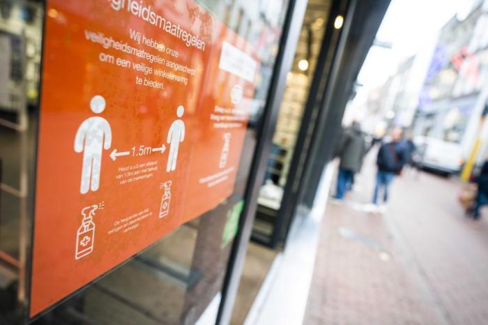 Ein Poster im Zentrum von Amsterdam warnt die Bürger vor sozialen Distanzierungsregeln. Foto: epa/Jeroen Jumelet
