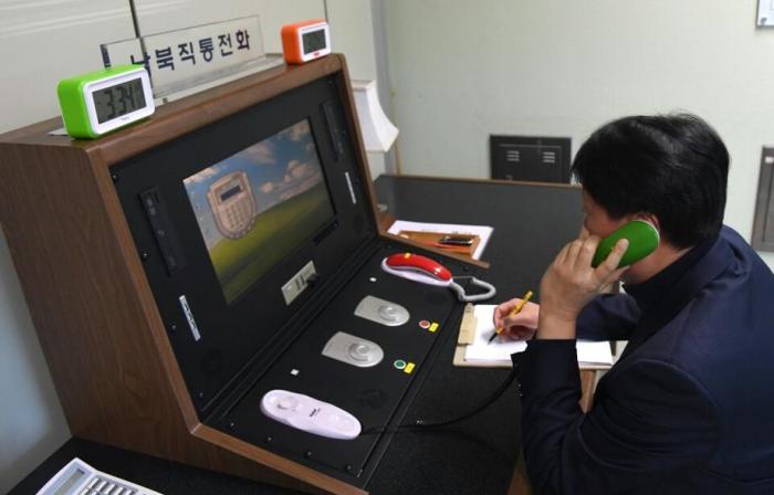 Ein südkoreanischer Beamter tätigt einen Testanruf mit Nordkorea über eine Hotline, die in einem innerkoreanischen Verbindungsbüro im Waffenstillstandsdorf Panmunjom, Joint Security Area, eingerichtet wurde. Foto: epa/YONHAP