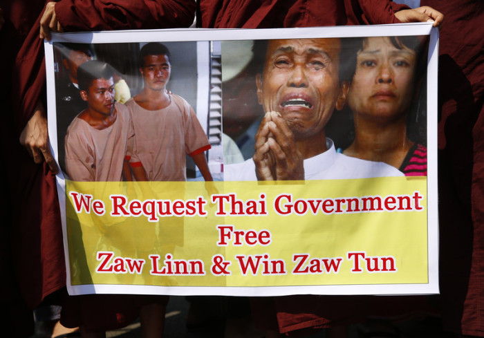 Demonstranten in der myanmarischen Metropole Yangon fordern auf einem Plakat die Freilassung der beiden Mordverdächtigen. Foto: epa/Lynn Bo Bo