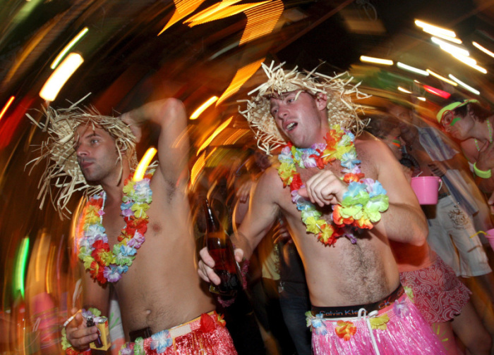 Jeden Monat zu Vollmond feiern etwa 30.000 Partygäste, die meisten von ihnen aus Europa und Australien. 