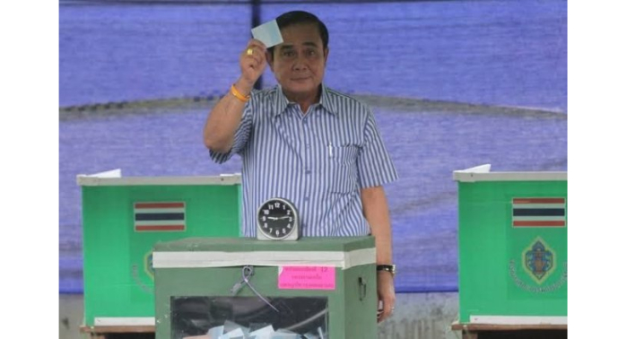 Ministerpräsident Prayut Chan-o-cha posiert vor einer Wahlurne für die Medien. Foto: The Nation